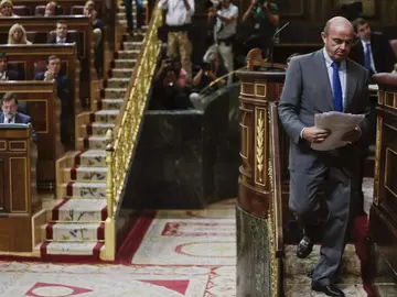 Luis de Guindos, tras acabar su exposición en el Congreso Luis de Guindos, tras acabar su exposición en el Congreso