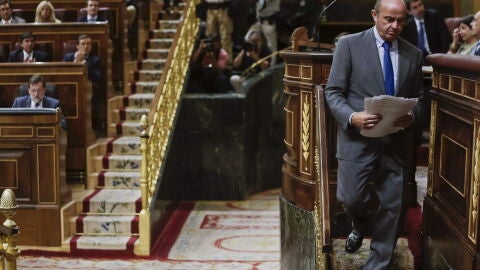 Luis de Guindos, tras acabar su exposici&oacute;n en el Congreso