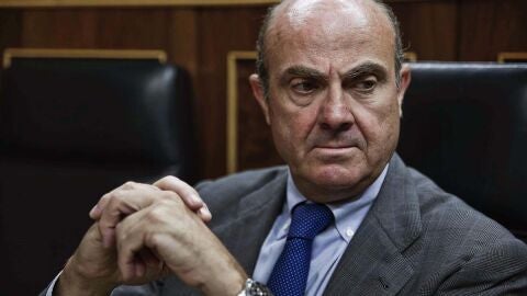 El ministro de Econom&iacute;a, Luis de Guindos, durante el pleno del Congreso