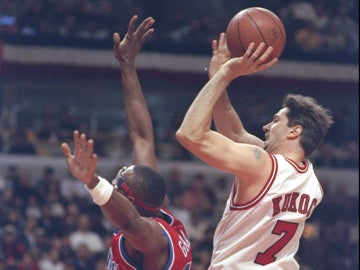 Toni Kukoc, durante un partido con los Chicago Bulls