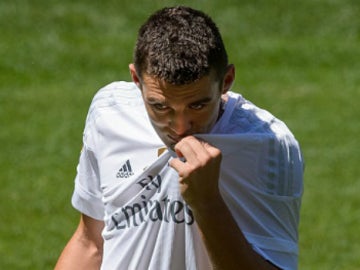 Kovacic besa el escudo del Real Madrid