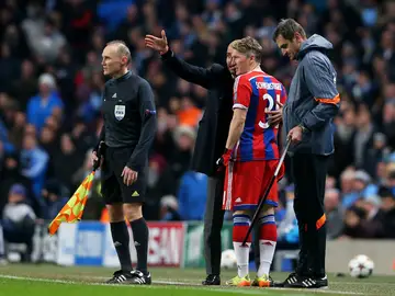 Schweinsteiger y Guardiola dialogan durante un partido Schweinsteiger y Guardiola dialogan durante un partido