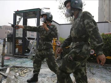 Policías chinos en los alrededores del lugar de la explosión en el puerto de Tianjin 