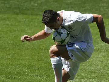 Kovacic hace malabares durante su presentación Kovacic hace malabares durante su presentación
