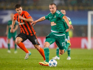 En una jugada del partido entre el Shakhtar-Viena