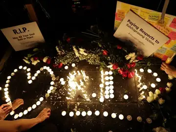 Ciudadanos tailandeses encienden velas en memoria de las víctimas Ciudadanos tailandeses encienden velas en memoria de las víctimas