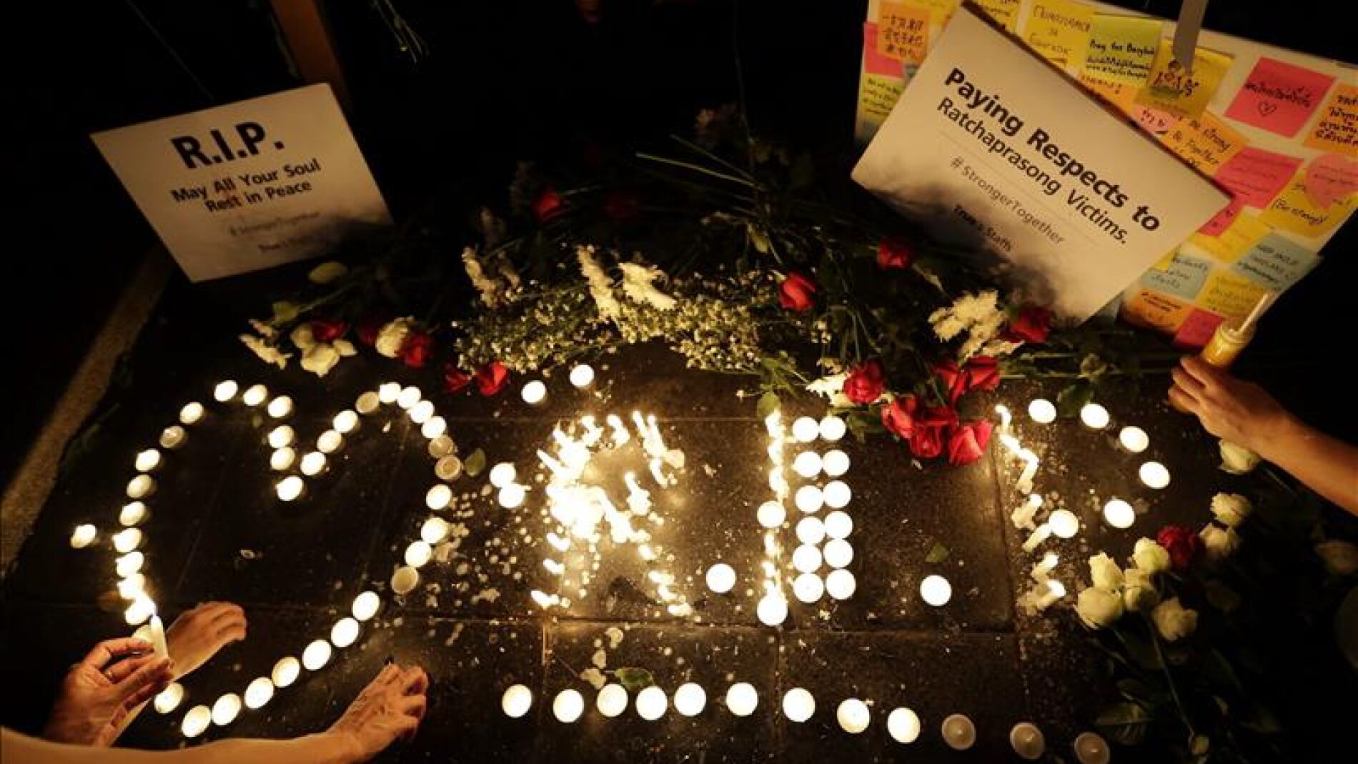 Ciudadanos tailandeses encienden velas en memoria de las v&iacute;ctimas