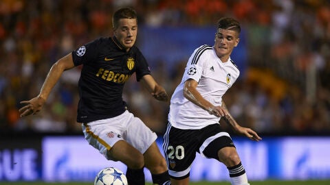 Rodrigo De Paul intenta robar el bal&oacute;n ante el M&oacute;naco