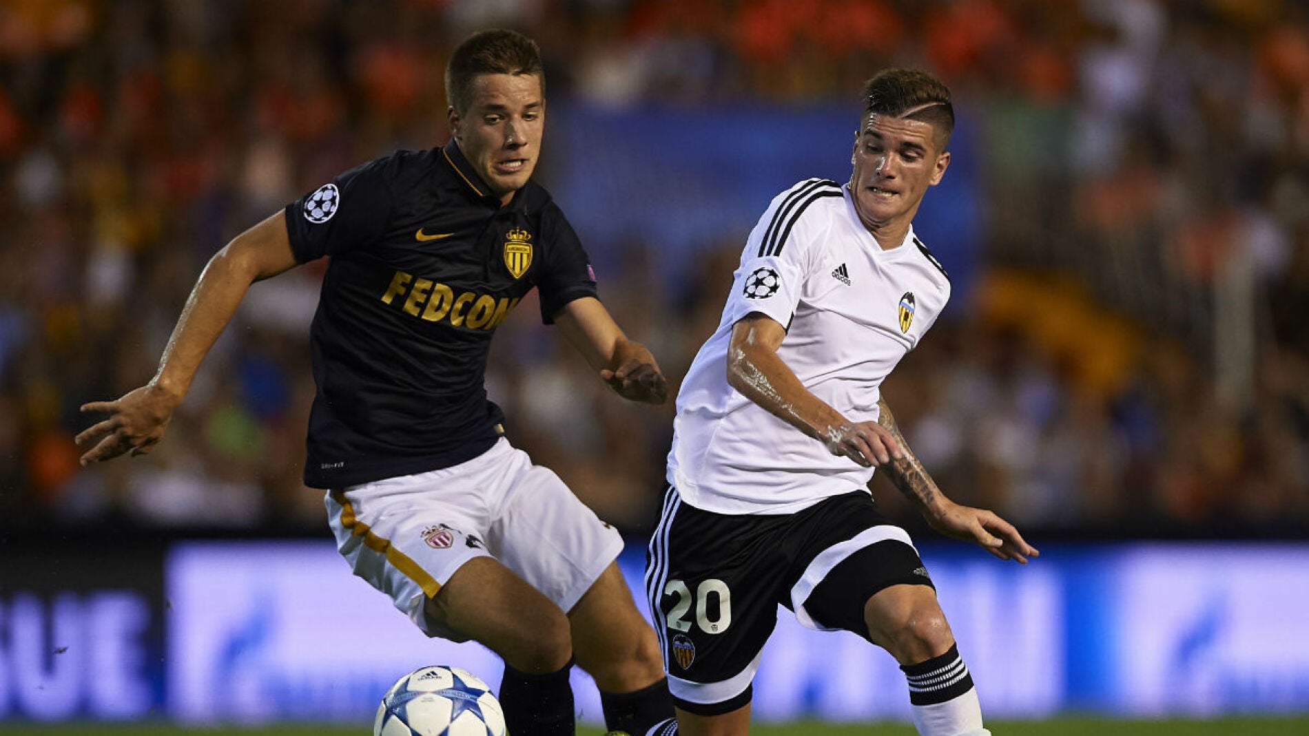 Rodrigo De Paul intenta robar el bal&oacute;n ante el M&oacute;naco