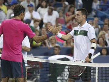 Roger Federer y Roberto Bautista, tras acabar su partido