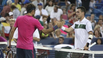 Roger Federer y Roberto Bautista, tras acabar su partido