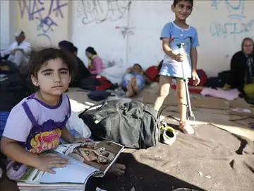 Niños esperan para ser registrados en un campo de migrantes (Archivo) Niños esperan para ser registrados en un campo de migrantes (Archivo)