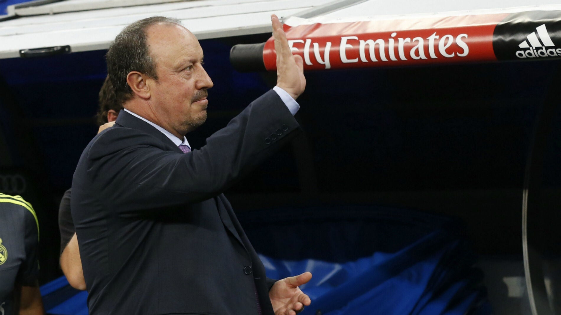 Rafa Ben&iacute;tez saluda a los aficionados