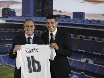 Kovacic y Florentino posan con la camiseta del croata Kovacic y Florentino posan con la camiseta del croata