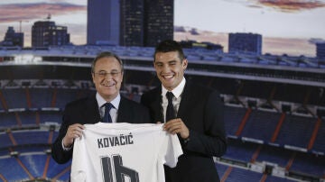 Kovacic y Florentino posan con la camiseta del croata