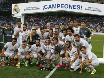 Los jugadores del Real Madrid posan con el Trofeo Bernabéu Los jugadores del Real Madrid posan con el Trofeo Bernabéu