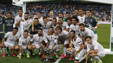 Los jugadores del Real Madrid posan con el Trofeo Bernab&eacute;u