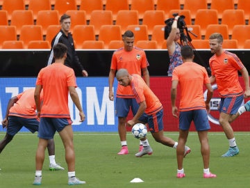 Los jugadores del Valencia, entrenando