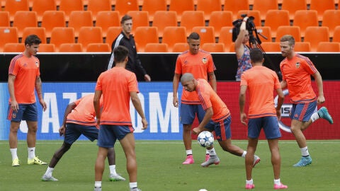 Los jugadores del Valencia, entrenando