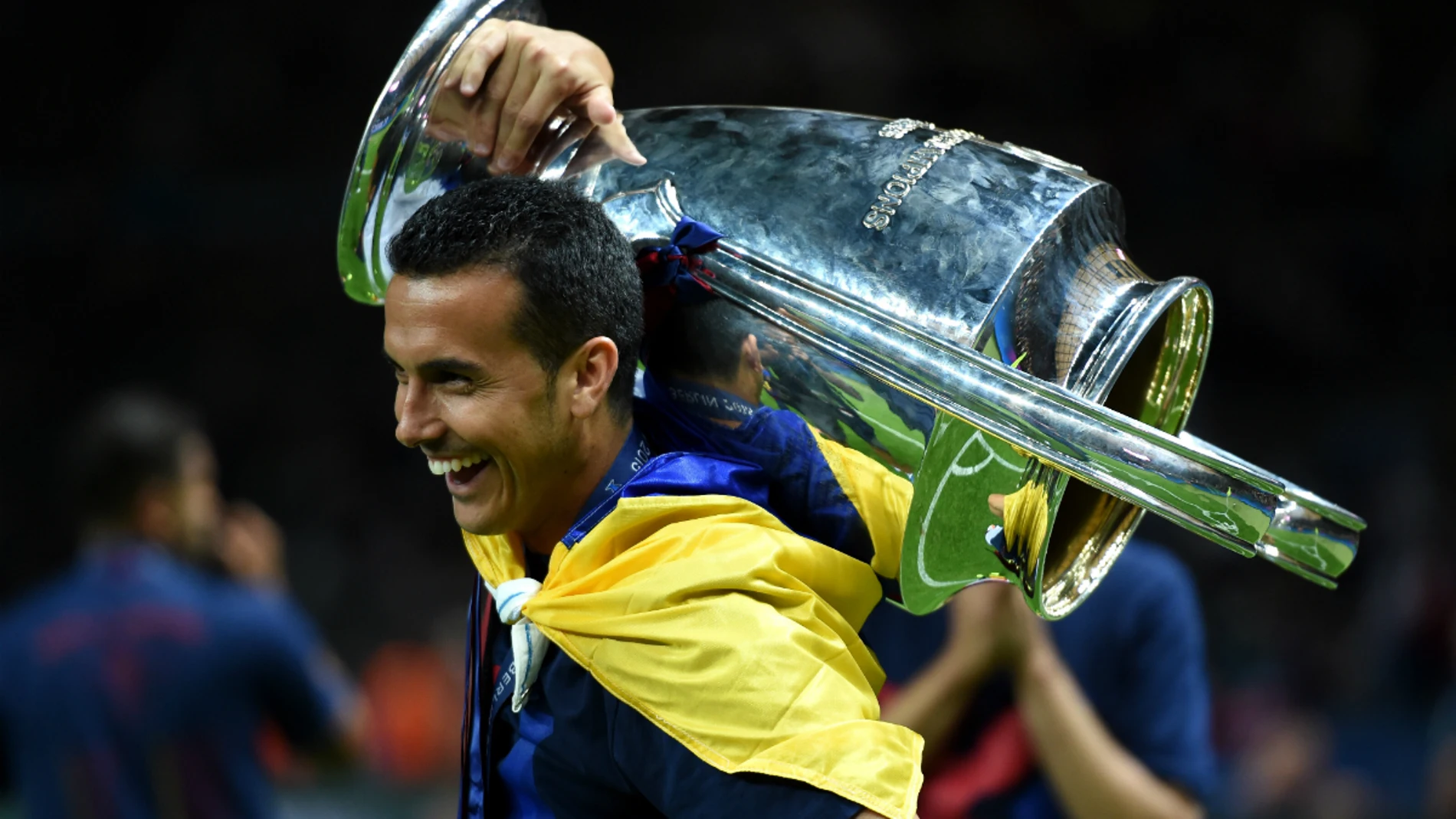 Pedro, con el trofeo de la Champions Pedro, con el trofeo de la Champions