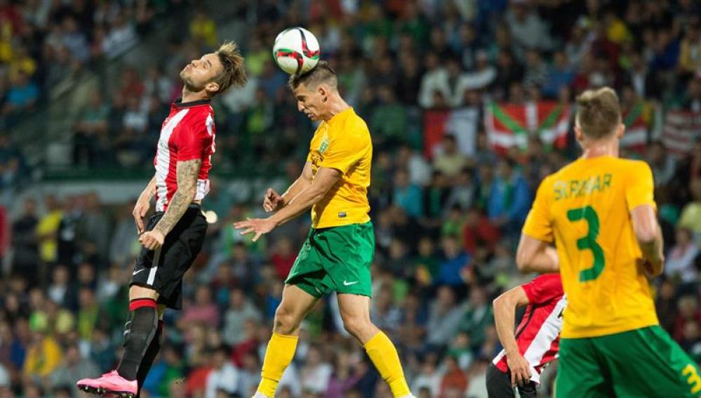 Kike Sola intenta controlar un balón ante la presión del defensor