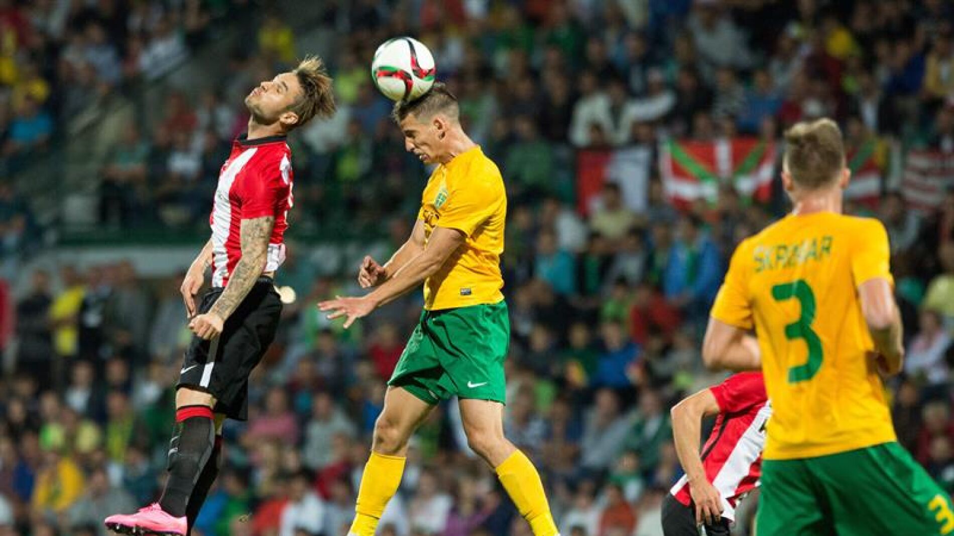 Kike Sola intenta controlar un bal&oacute;n ante la presi&oacute;n del defensor