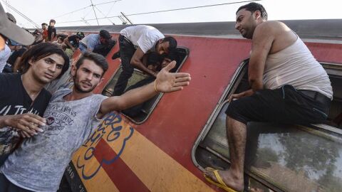 Inmigrantes en la estaci&oacute;n de Gevgelija (Macedonia)