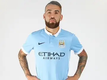 Otamendi posa con la camiseta del Manchester City Otamendi posa con la camiseta del Manchester City