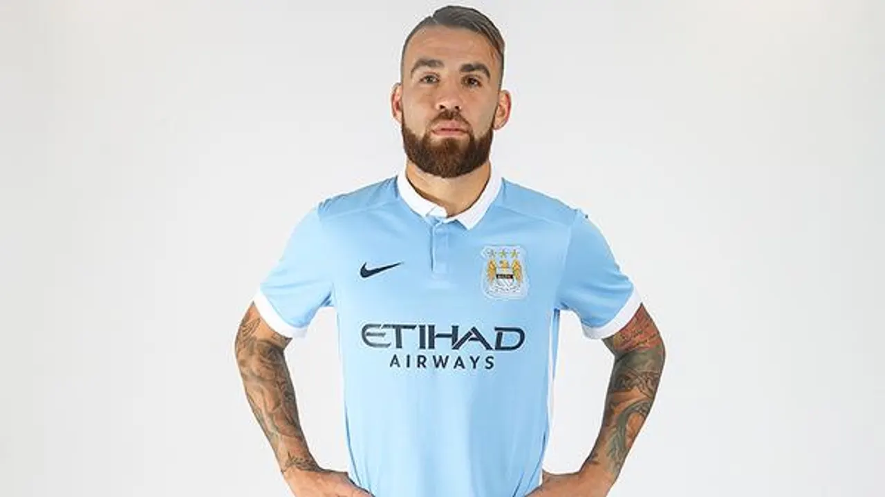 Otamendi posa con la camiseta del Manchester City Otamendi posa con la camiseta del Manchester City