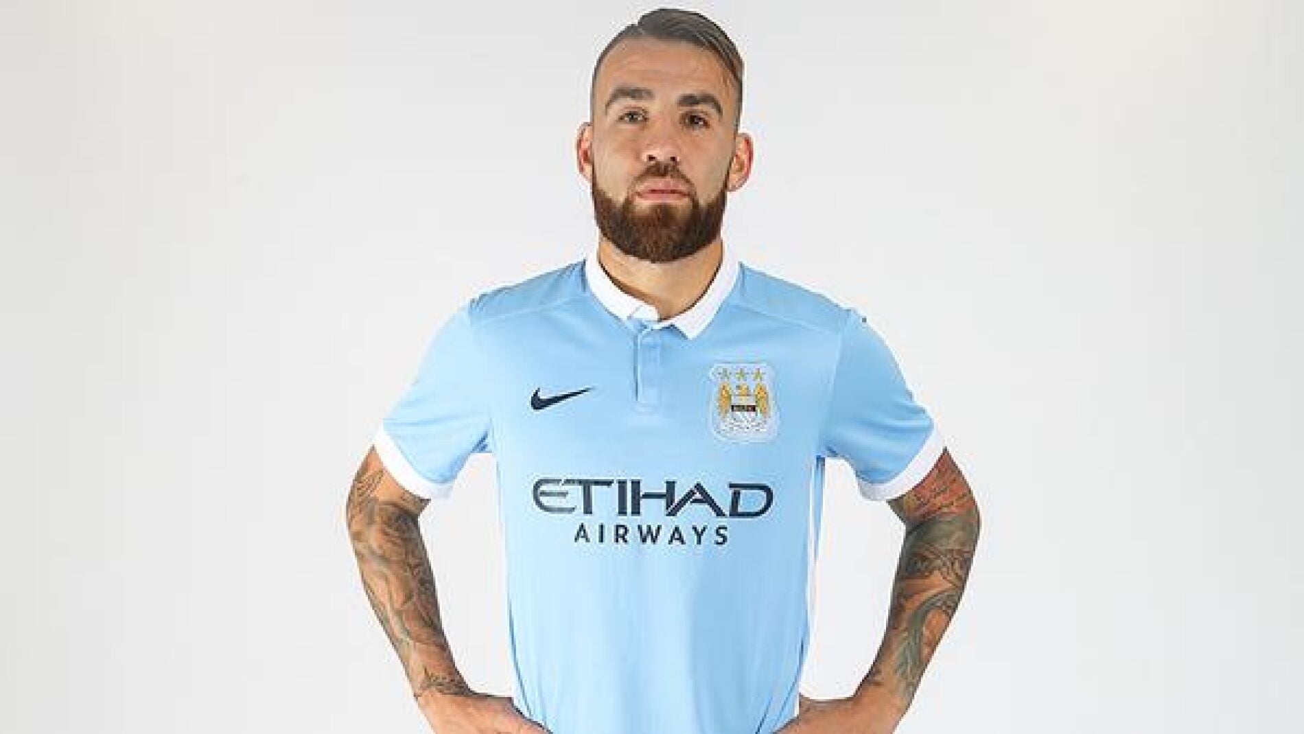 Otamendi posa con la camiseta del Manchester City