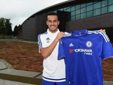 Pedro posa con la camiseta del Chelsea