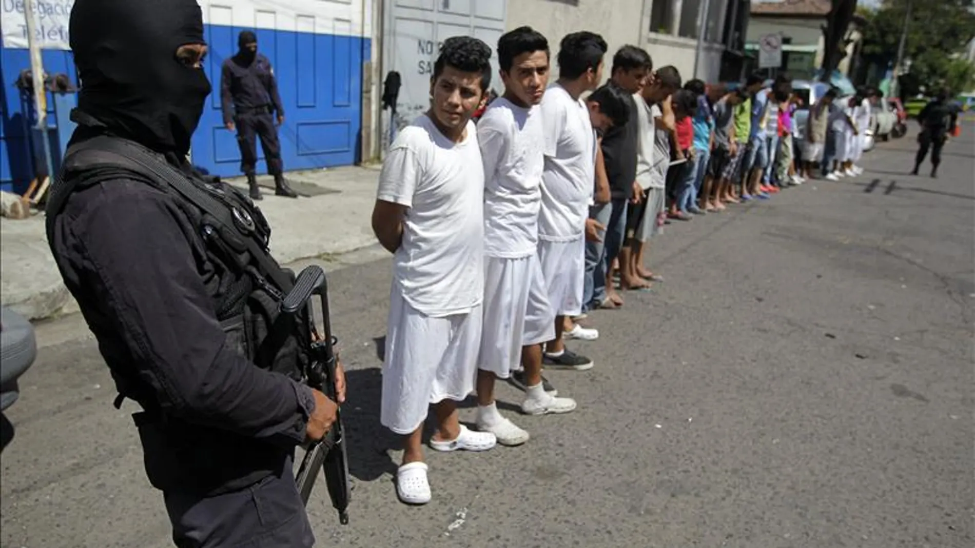 Agentes de la Policía Nacional Civil (PNC) custodian a pandilleros del Barrio 18 Agentes de la Policía Nacional Civil (PNC) custodian a pandilleros del Barrio 18