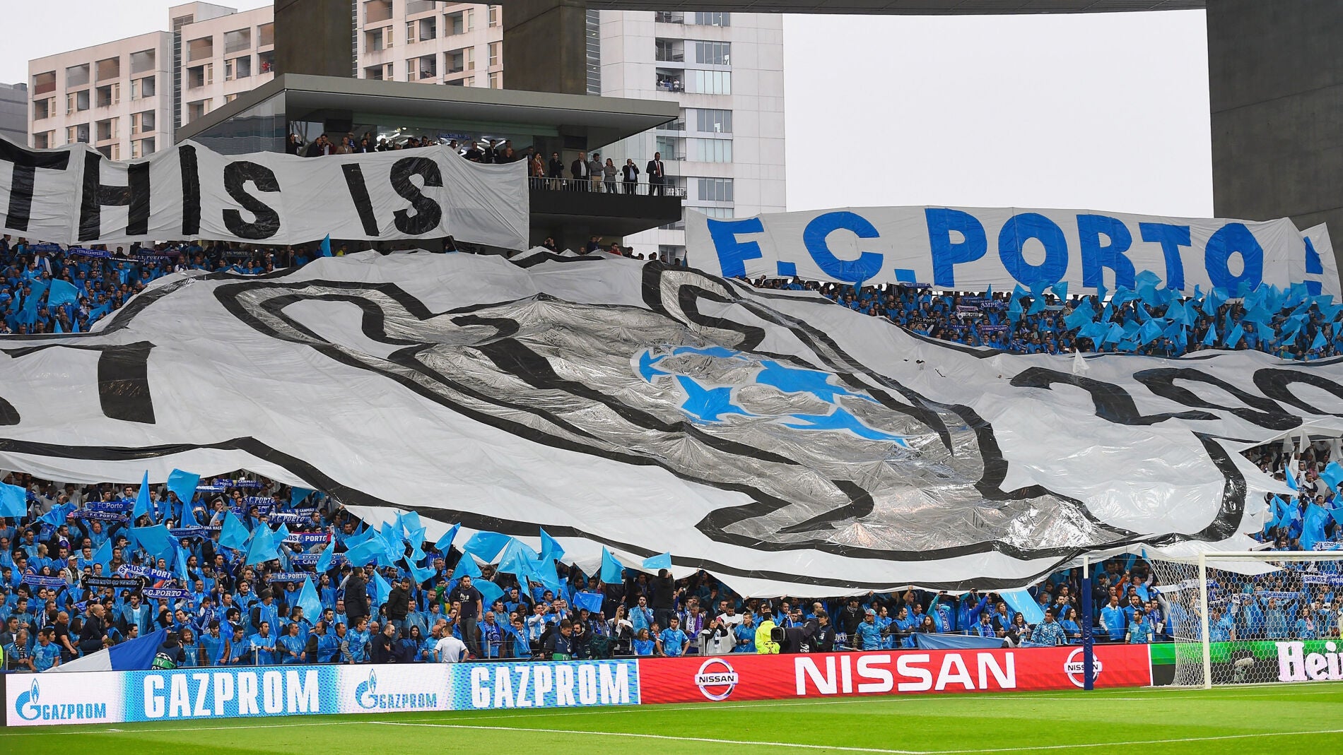 La afici&oacute;n del Oporto durante un partido