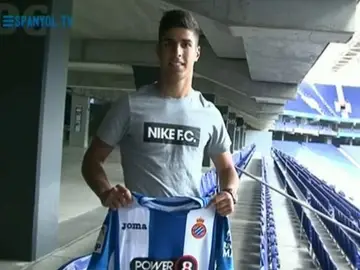Asensio posa con su nueva camiseta del Espanyol Asensio posa con su nueva camiseta del Espanyol
