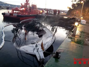 Uno de los yates calcinados en el puerto de Castell-Platja d'Aro Uno de los yates calcinados en el puerto de Castell-Platja d'Aro