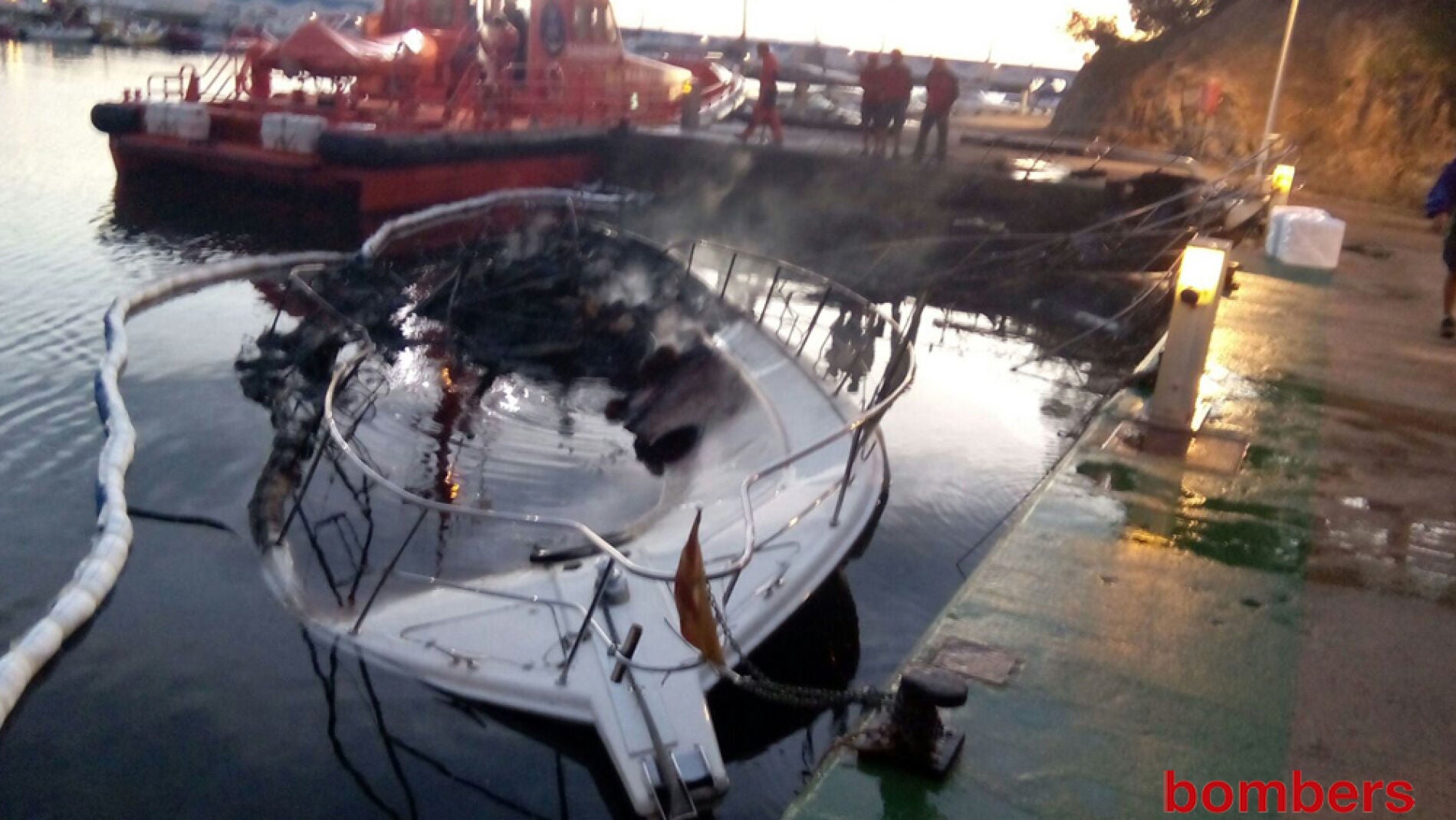 Uno de los yates calcinados en el puerto de Castell-Platja d'Aro