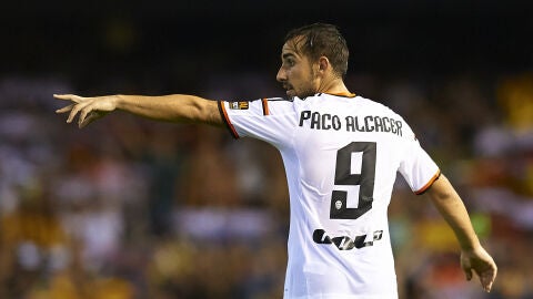 El delantero del Valencia, Paco Alc&aacute;cer
