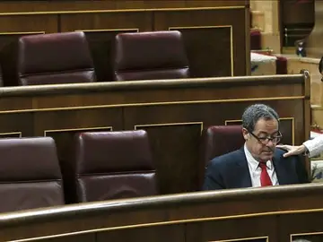 La diputada de Convergencia Democrática de Cataluña (CDC) Carme Sayós, saluda a Pere Macías La diputada de Convergencia Democrática de Cataluña (CDC) Carme Sayós, saluda a Pere Macías