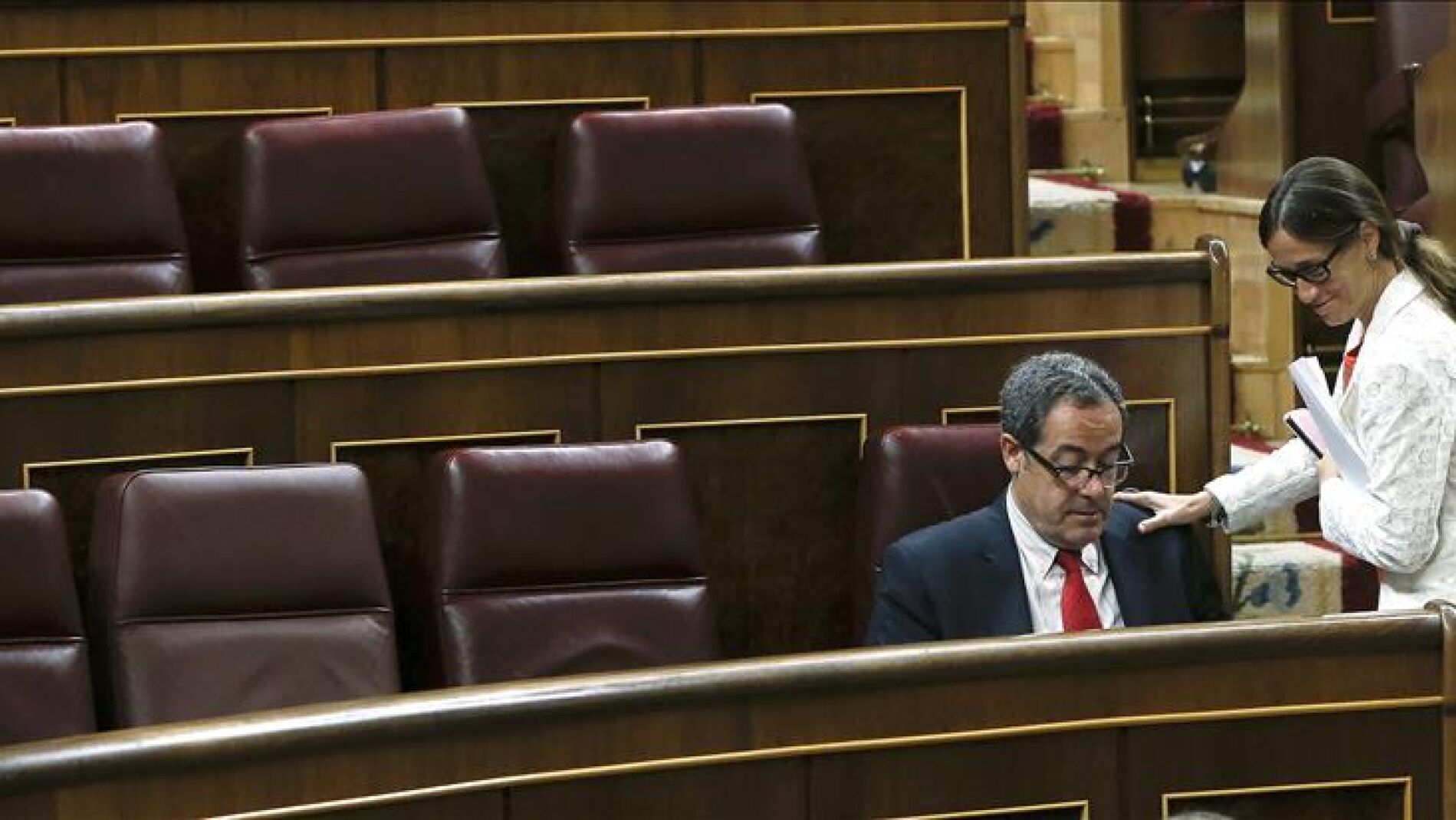 La diputada de Convergencia Democr&aacute;tica de Catalu&ntilde;a (CDC) Carme Say&oacute;s, saluda a Pere Mac&iacute;as