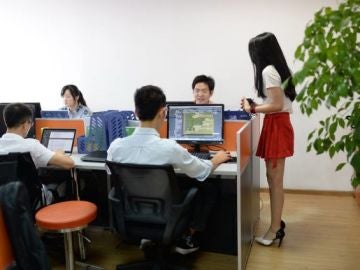Una de las animadoras charlando con los programadores