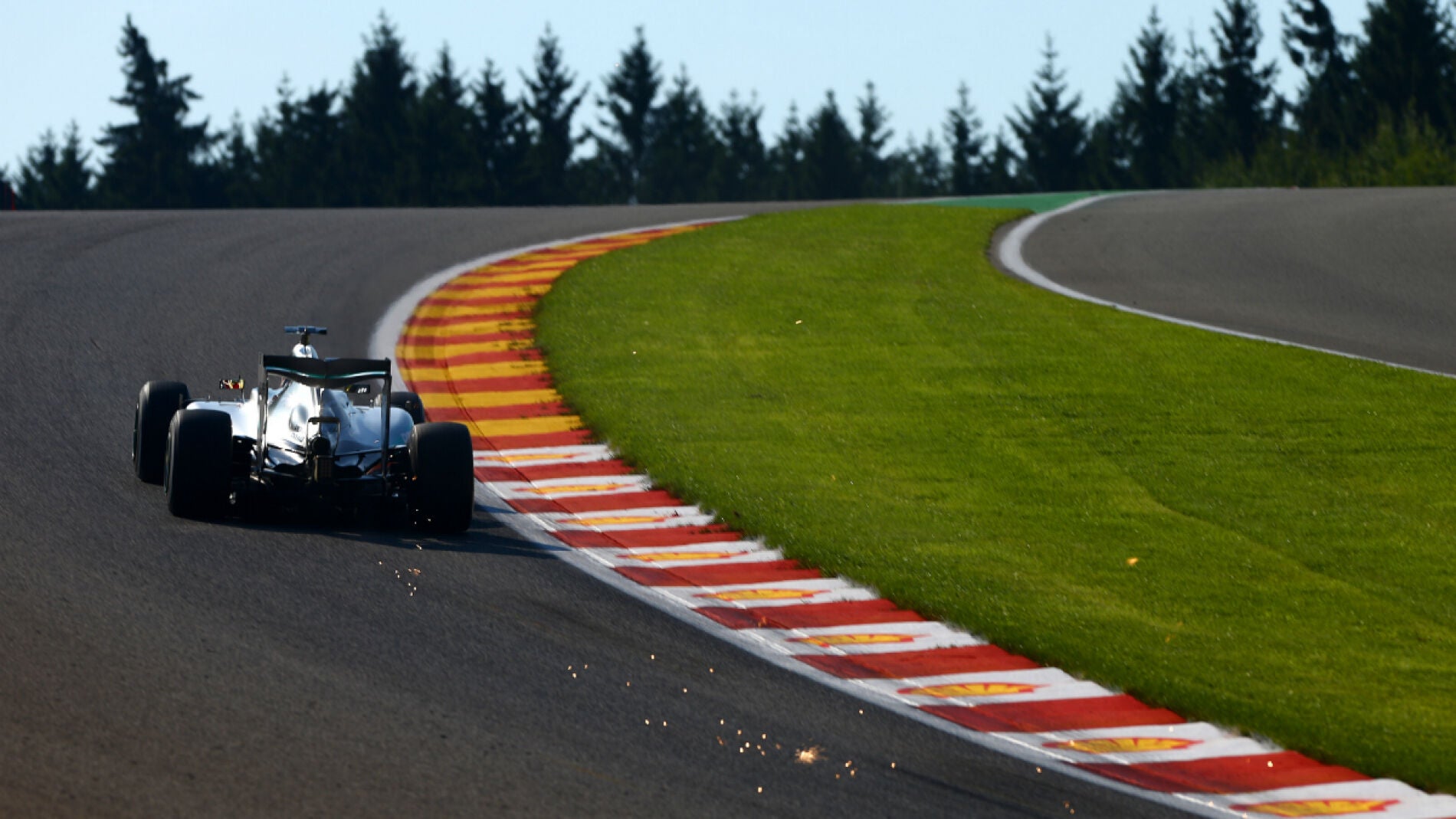 Hamilton echa chispas en Spa