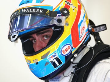 Alonso, bajo su casco
