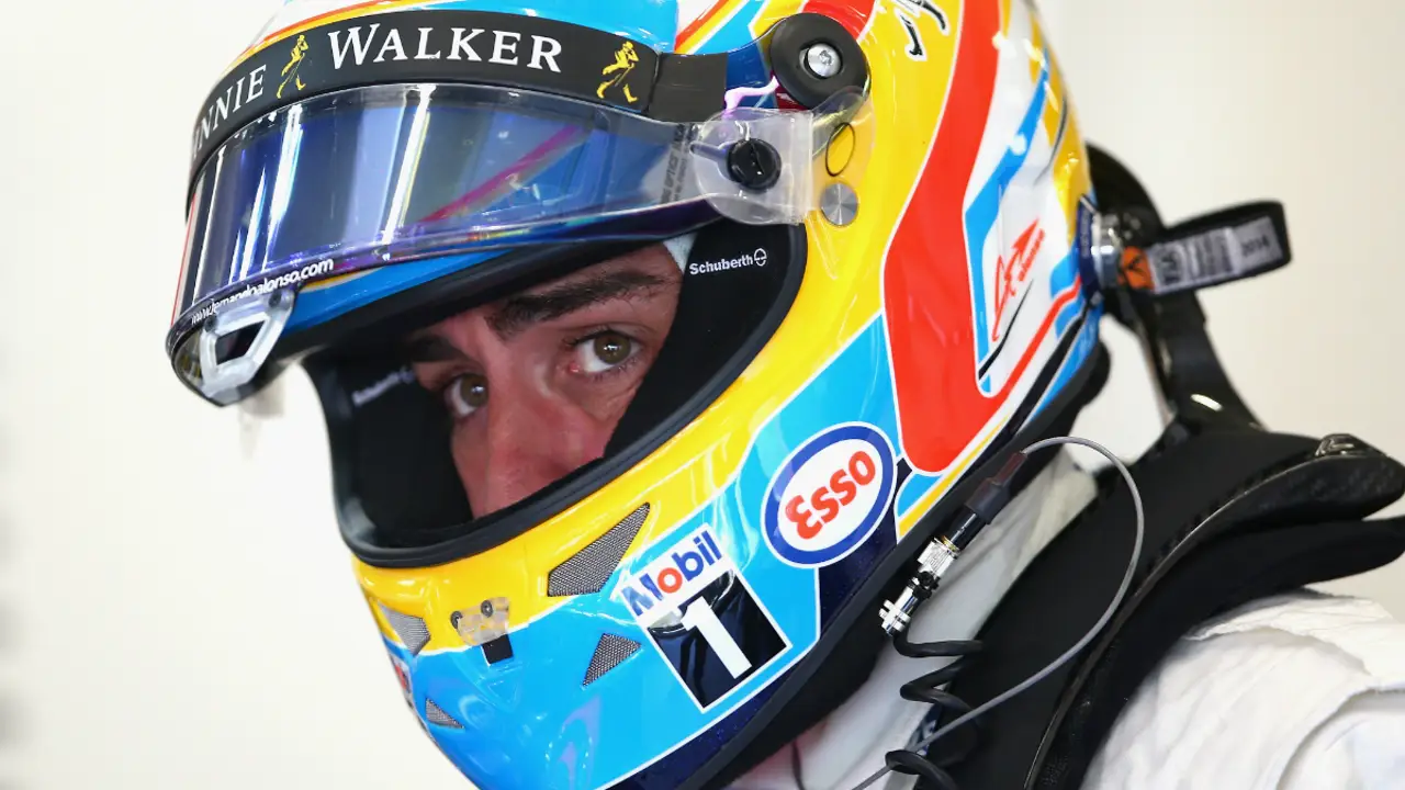 Alonso, bajo su casco
