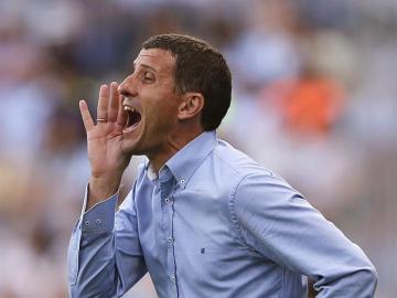  El entrenador del Málaga CF Javi Gracia girita a sus jugadores