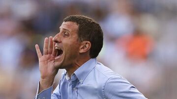  El entrenador del Málaga CF Javi Gracia girita a sus jugadores