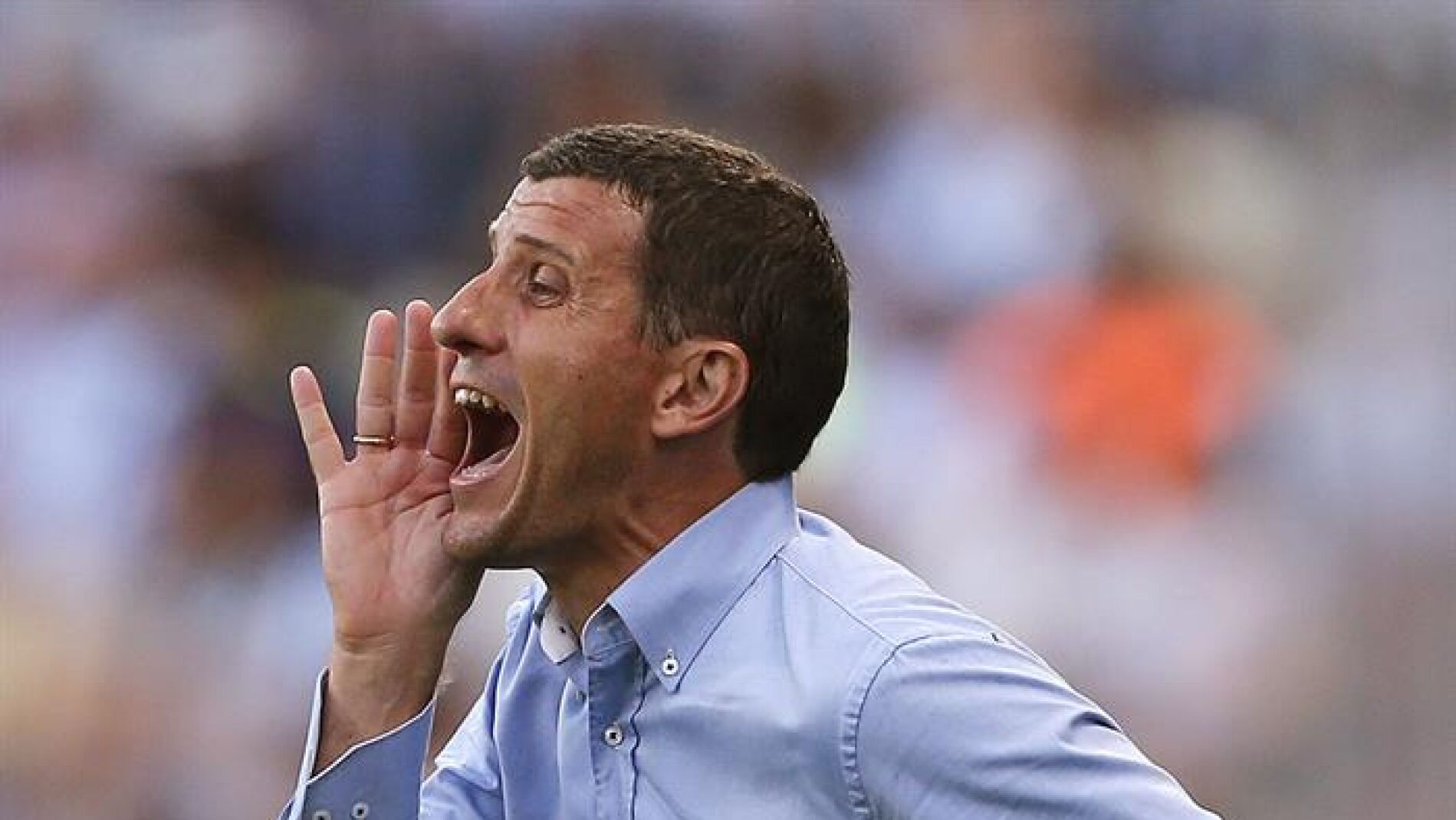  El entrenador del M&aacute;laga CF Javi Gracia girita a sus jugadores