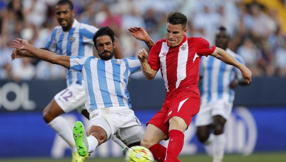 Kevin Gameiro remata ante la defensa del Málaga