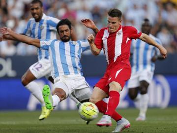 Kevin Gameiro remata ante la defensa del Málaga