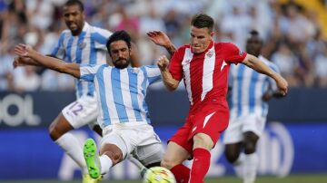 Kevin Gameiro remata ante la defensa del Málaga