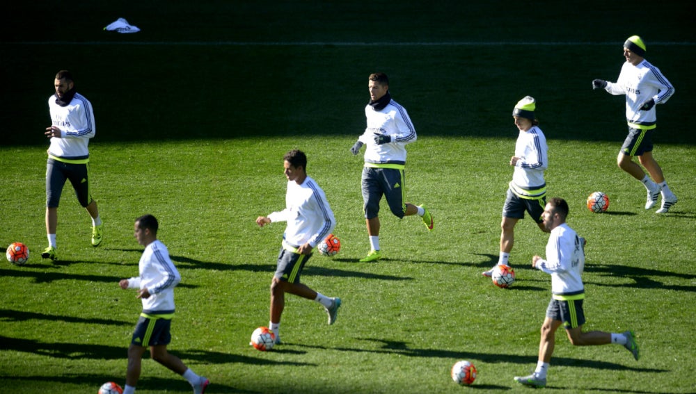Los jugadores del Real Madrid entrenan con el balón